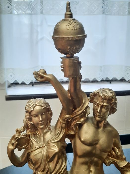 Estatueta em marfinite dourada, peça vintage