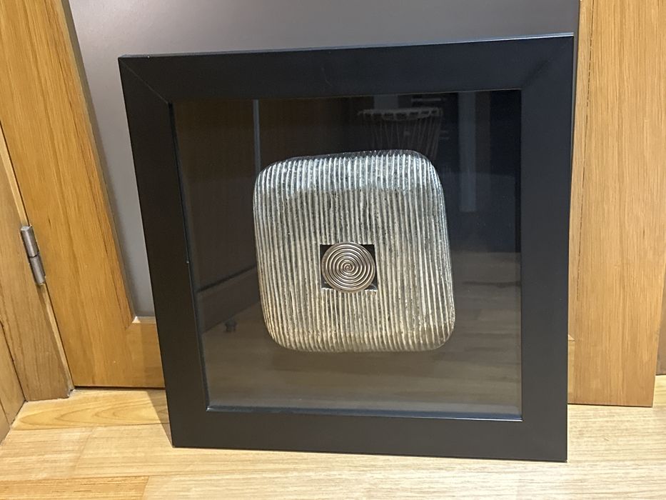 Quadro de cor preto com escultura em metal