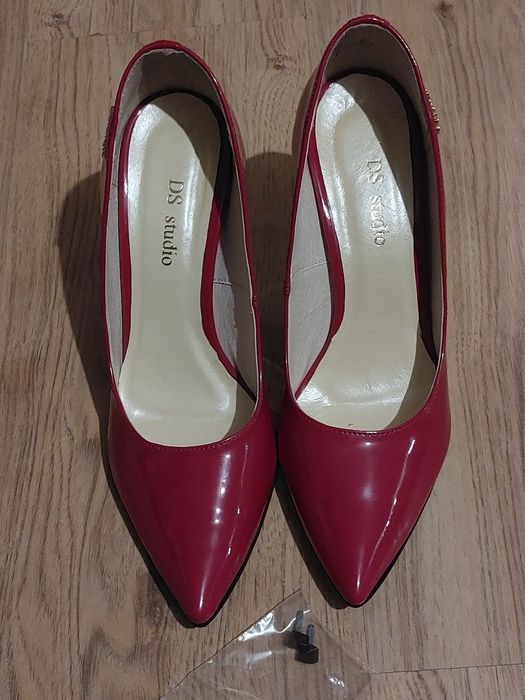 Czerwone skórzane szpilki