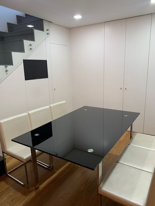 Mesa de vidro preto mais 6 cadeiras brancas