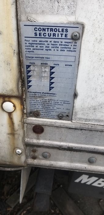 Zabudowa kontener + winda załadowcza