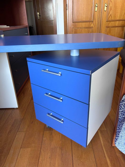 Secretária Interforma extensível, azul e branca, com módulo de 3 gavetas