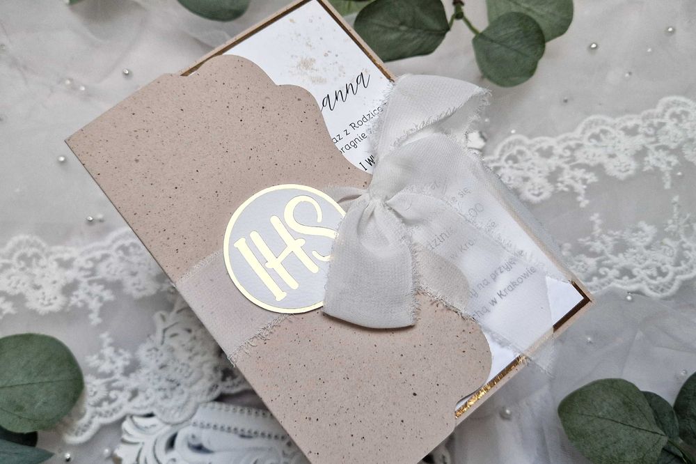 Zaproszenia handmade na komunię boho beż folder IHS personalizowane