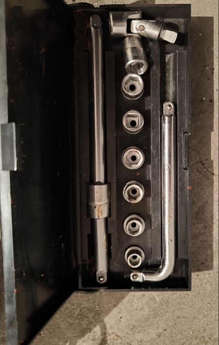 Zestaw radzieckich kluczy nasadowych z dawnych lat PRL