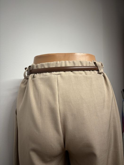 Cienki brązowy pasek z al’a złotą klamrą