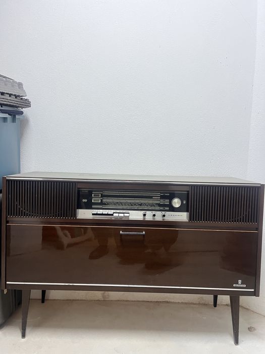 Móvel Rádio e Gira-Discos Vintage Grundig - a funcionar