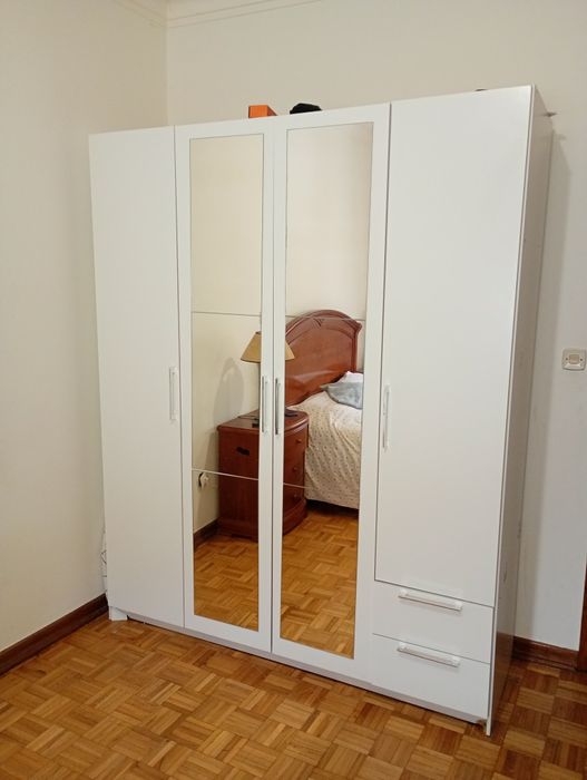 Guarda fatos com espelho