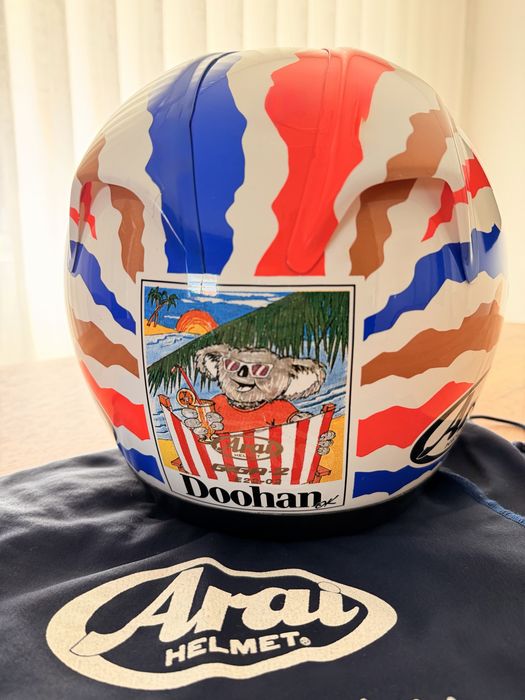 Capacetes Arai e Shoei