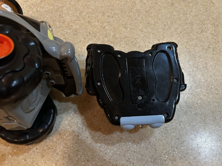 Машина на дистанционном управлении, б/у с музыкой и подсветкойу.