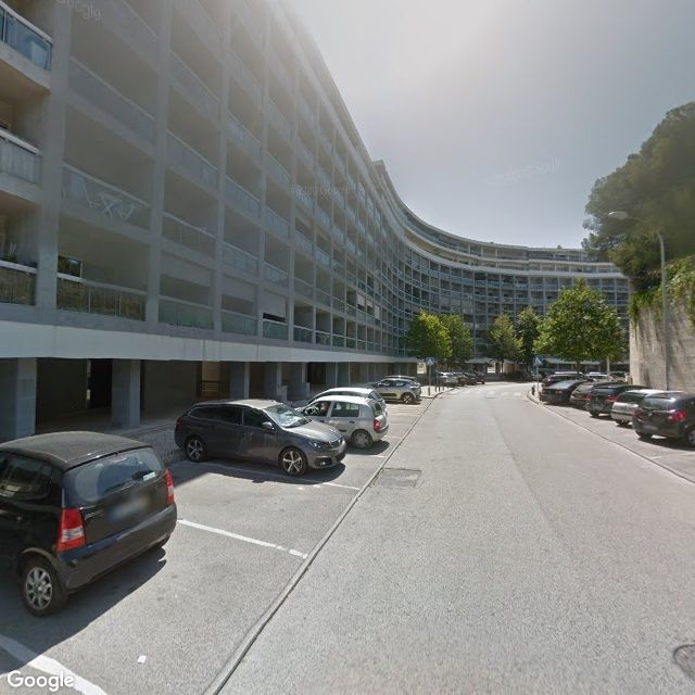 Arrendar Parqueamento / Garagem / Estancionamento Miraflores