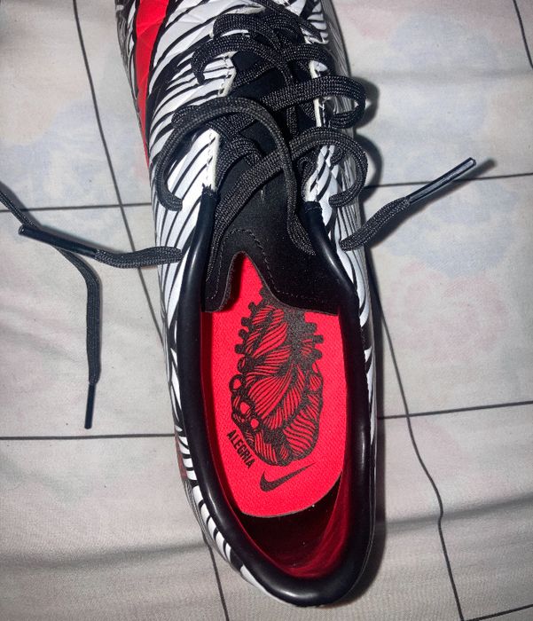 Chuteira Hypervenom Neymar Ousadia & Alegria