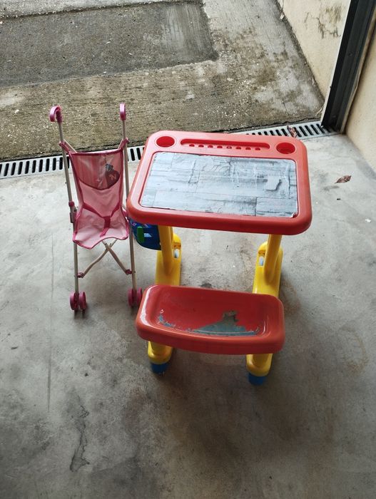 Mesa com banco para criança
