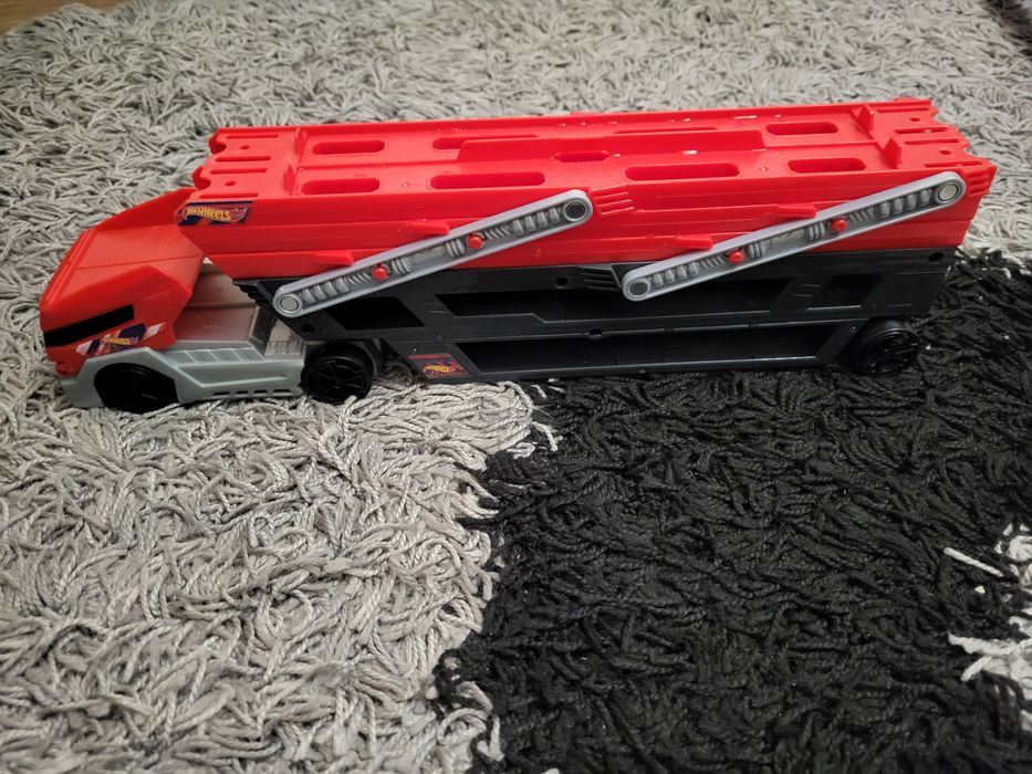 Samochód Hotweels megatransporter