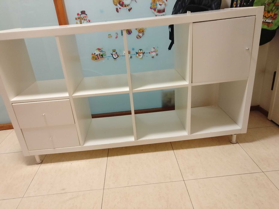 Estante de chão IKEA com 2 gavetas e uma porta