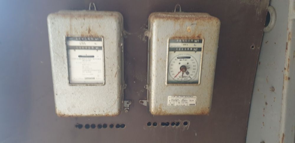 Stara szafa elektryczna liczniki