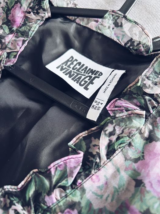 Sukienka w kwiatowy wzór z przezroczystymi rękawami