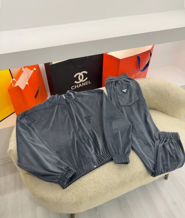 Велюровий костюм в стилі Prad a