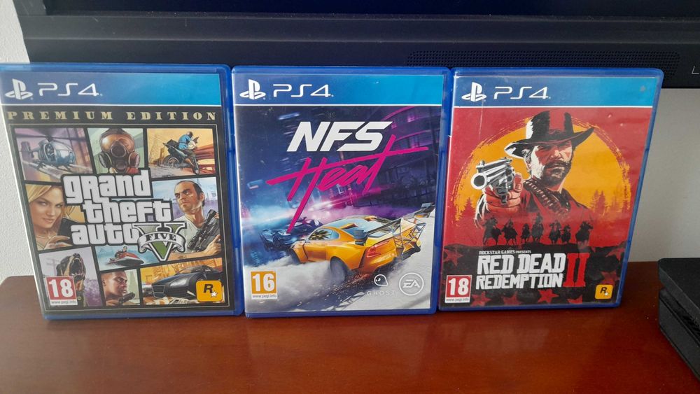 PS4 Slim CUH -2116B + 1 pad + 3 gry