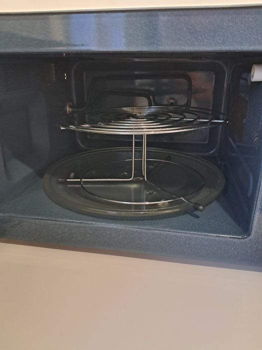 Мікрохвильова піч SAMSUNG  Super Grille2 в гарному стані ,сенсорна панель,об'єм 23л,та внутрішнє покриття з біокерамічної  емалі