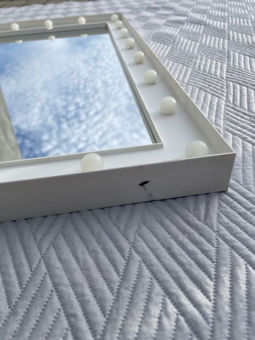 Lustro z lampkami. Działa na baterie