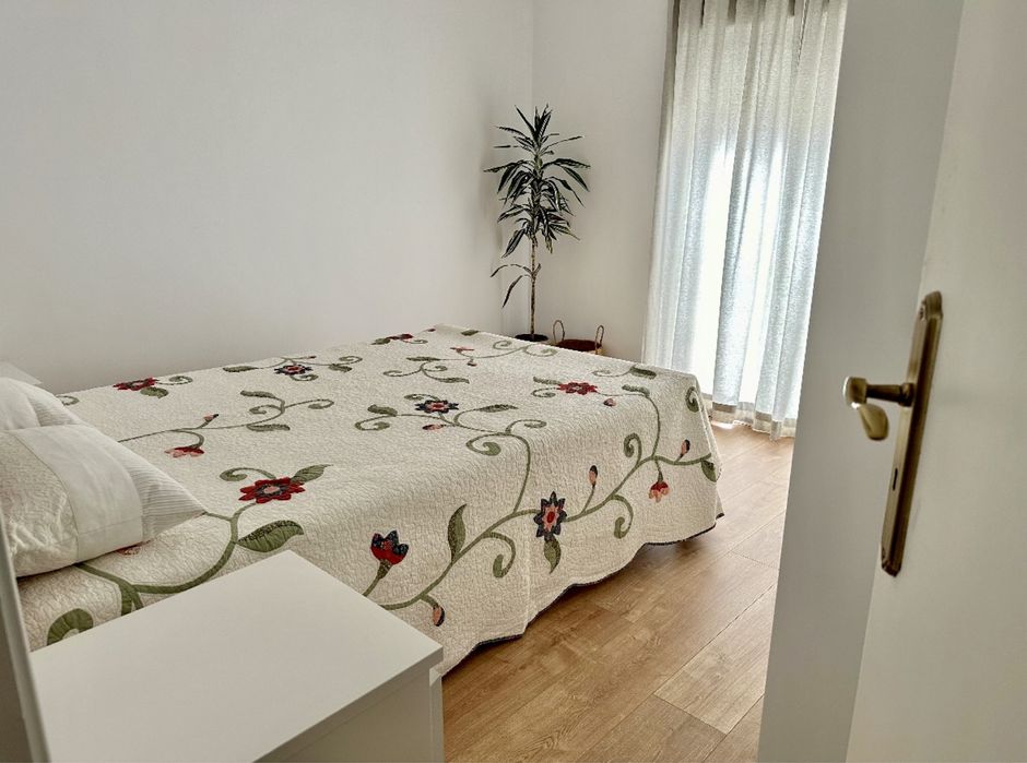 Quarto luminoso em T4 de ambiente tranquilo, em local sossegado.