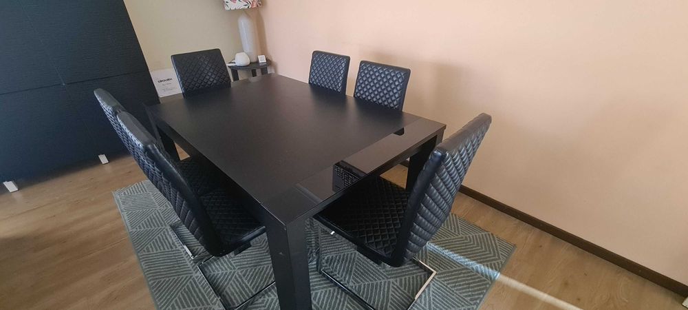 Conjunto mesa de jantar com seis cadeiras