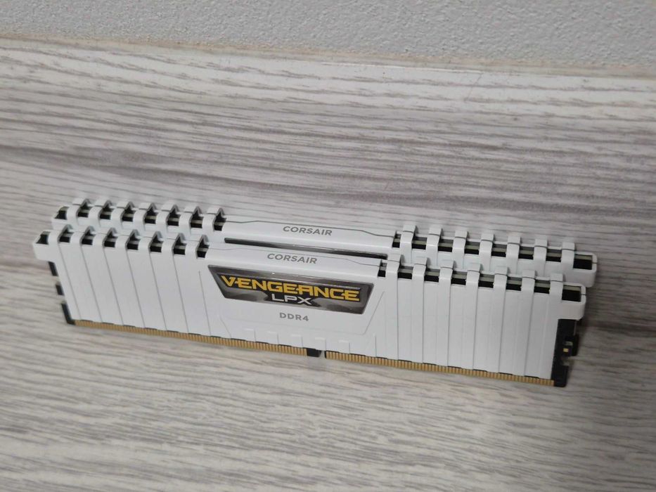 пам'ять DDR4 16GB (2x8) 3000MHz CL15 Corsair Vengeance White. TradeIN