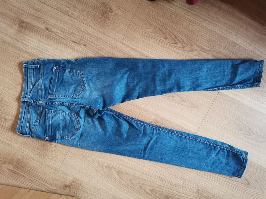 Jeansy z bardzo wysokim stanem Mango 32