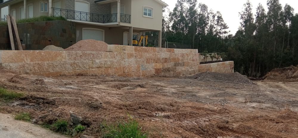 Muros pedra rústica de suporte de terra