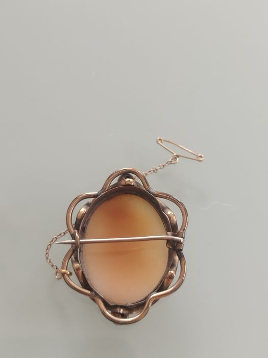 lindo broche  antigo com camafeu