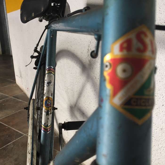 Bicicleta antiga reparada em excelente estado