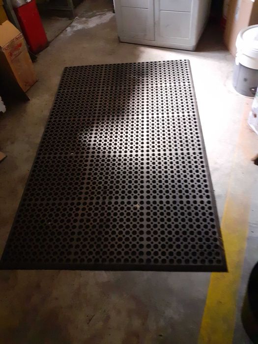 Tapete em borracha isolador e antiderrapante  para oficinas