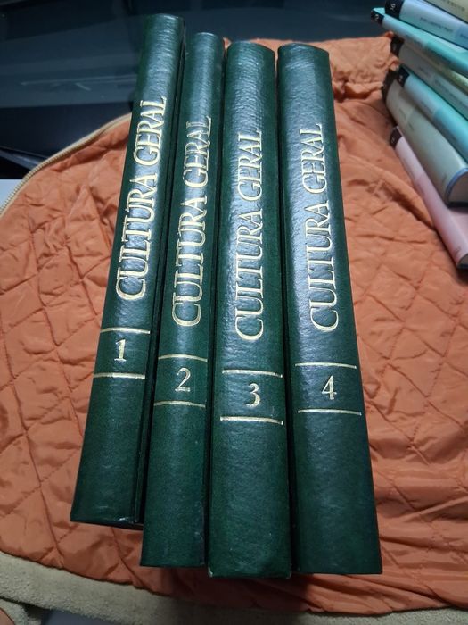 Coleção de livros e suportes