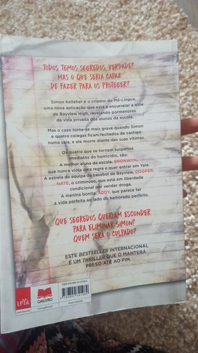 Livro Um de nós mente de Karen McManus