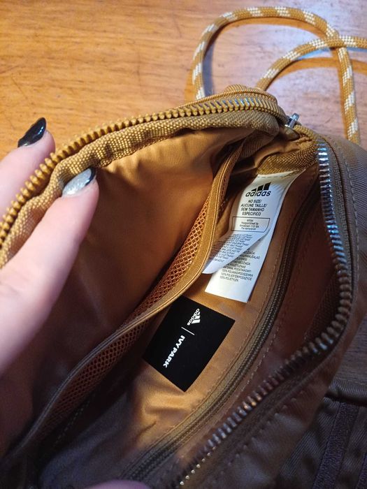 Bolsas/carteira (versátil) Adidas, Colecção: Adidas X Ivy Park, castanha-"mostarda", óptimo estado.  Preço: 25 euros