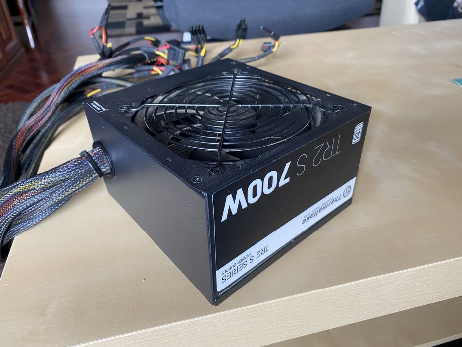 Fonte de Alimentação - Thermaltake 700w TR2 S
