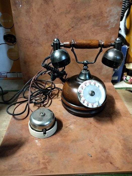 Telefone antigo de madeira redonda