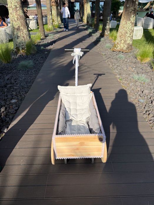 Carinho de madeira feito a mão , para casamento e outros eventos ! Orçamento por mensagem privada! Cor de laço pode mudar-se sobre pedido