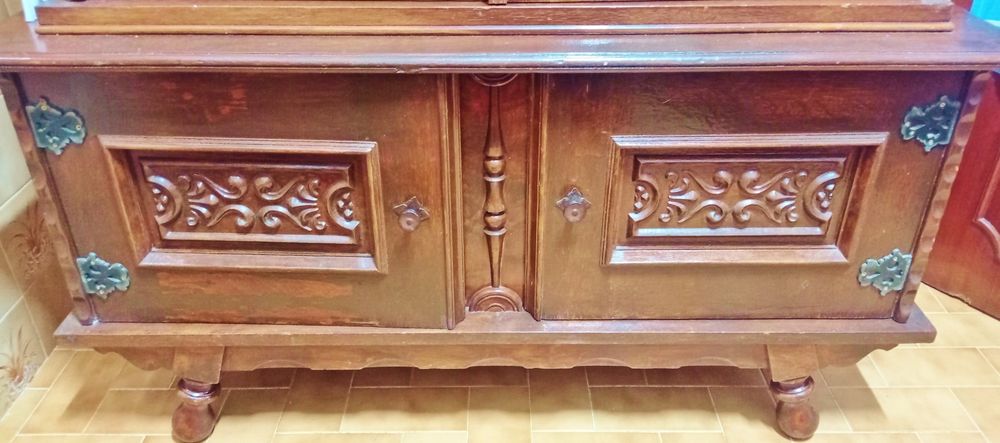 Cristaleira Armário para cozinha ou sala, robusto,, antigo.