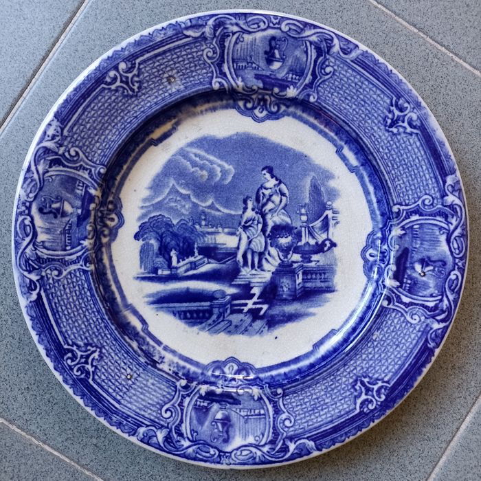 Prato Real Fabrica Sacavém motivo Minerva (ou Raparigas) azul forte