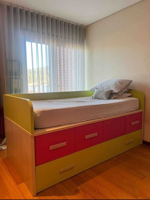 Cama dupla com colchões e 4 gavetões
