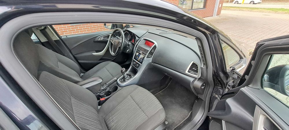 Opel Astra J 2011 rok 1.4 140 KM Hak