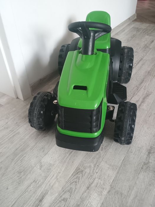 Traktor na baterie, akumulator, sam jeździ