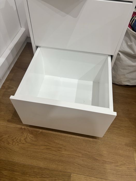 Cama solteiro lacada e mesa de cabeceira