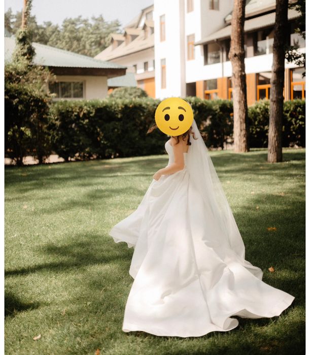 Весільна сукня зі шлейфом