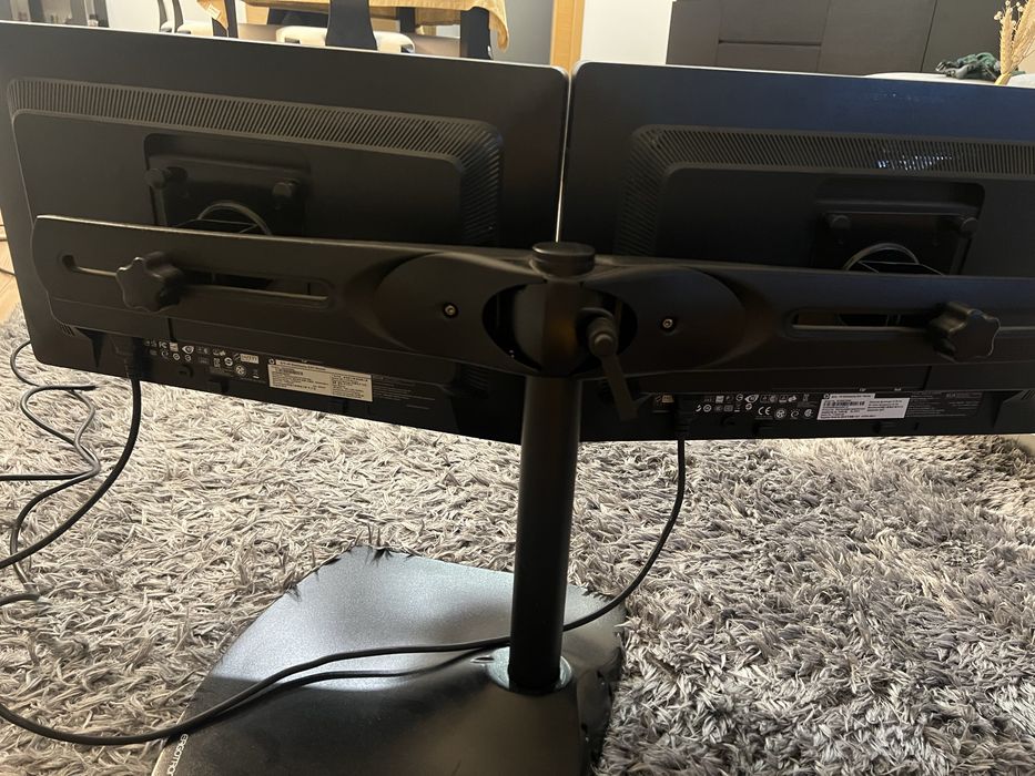 Suporte com dois monitores incluidos