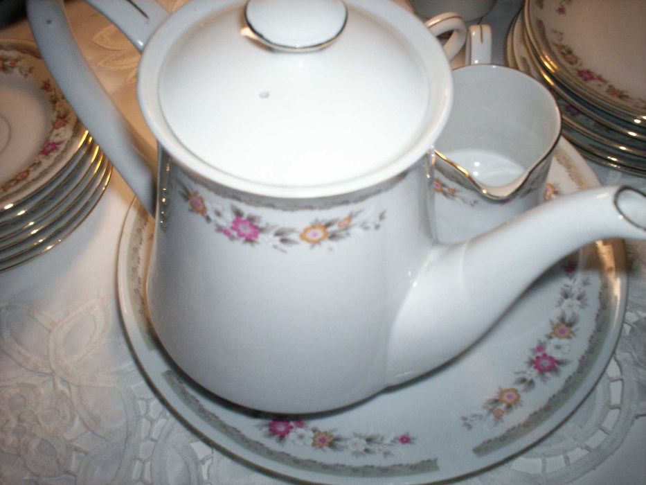 serviço de chá com motivos florais