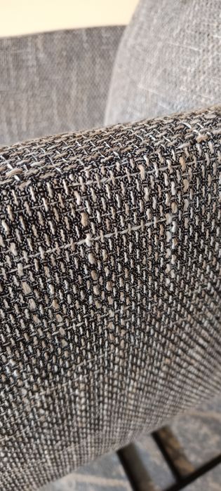 Cadeirão com pés em metal