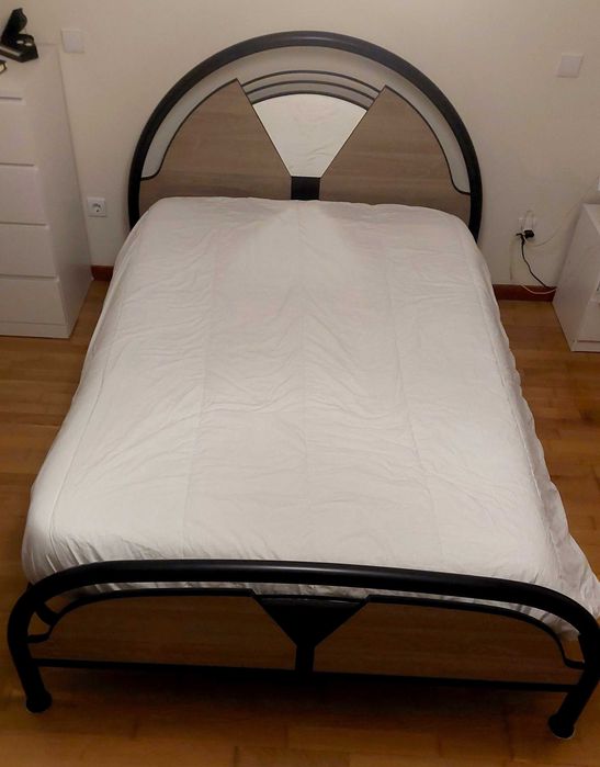 Cama de casal em ferro com estrado