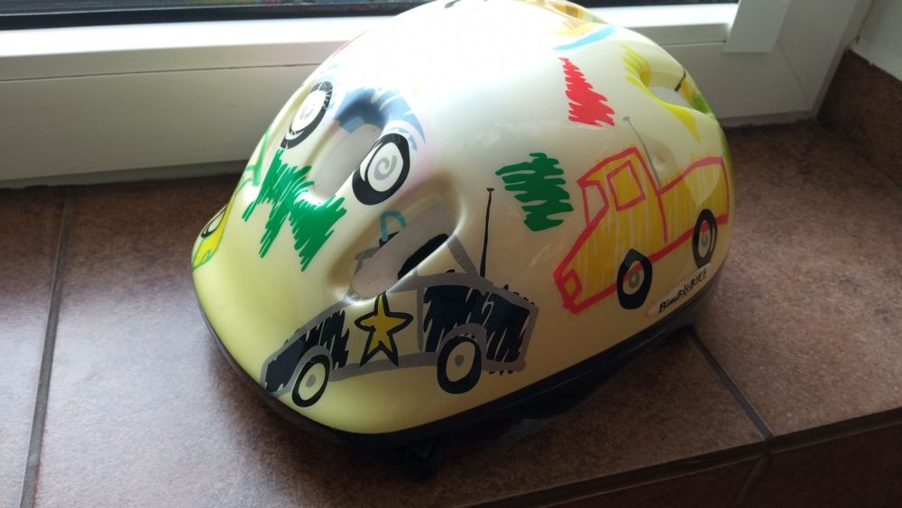 Kask rowerowy żołty w samochody